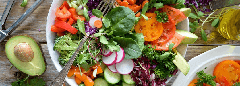 Salad sihat dengan avocado dan sayuran segar untuk jantung yang lebih sihat