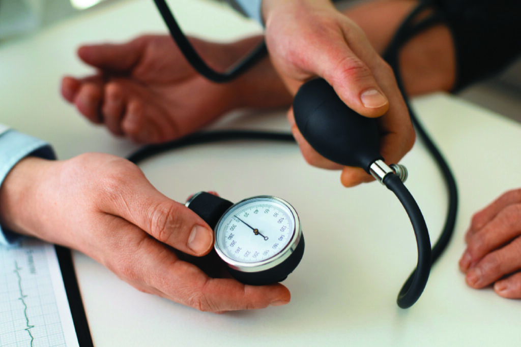 Doktor memeriksa tekanan darah tinggi, risiko strok