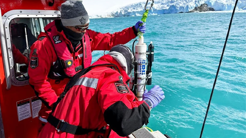 Penyelidik UMT mengumpul sampel di laut Antartika untuk kajian iklim global