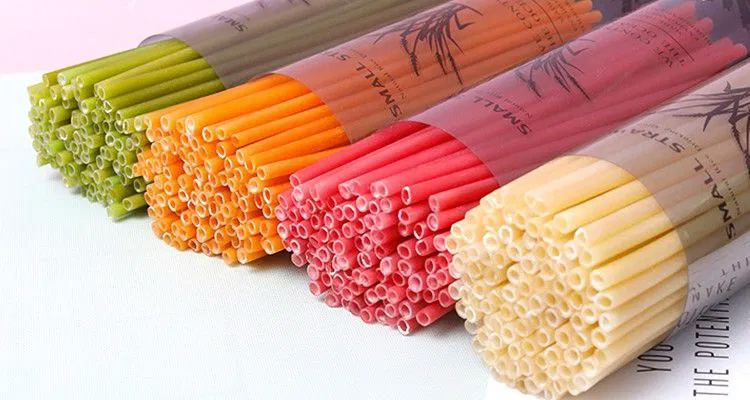 Edible pasta straw dalam pelbagai warna