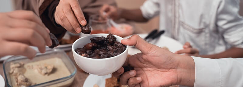 Berbuka puasa dengan kurma.