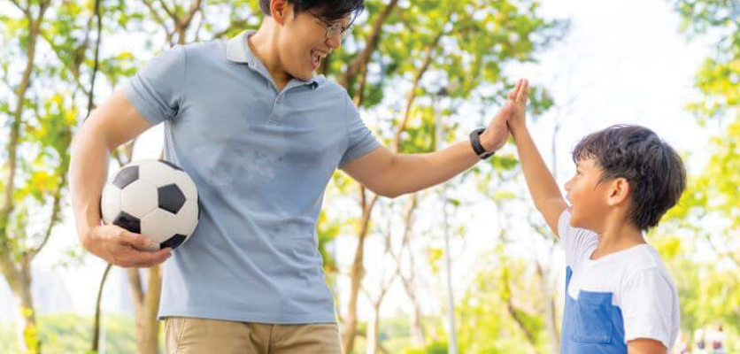 Seorang ayah dan anak lelaki bersenam bersama, membina budaya hidup sihat dalam keluarga