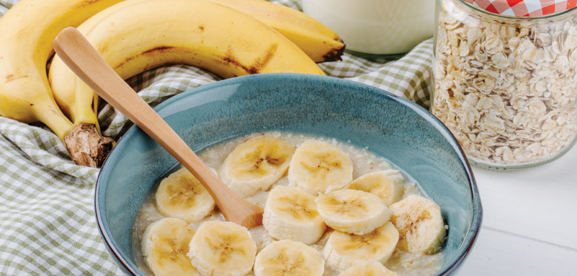 Overnight oats with banana and plant-based yogurt is a synbiotic combo menu that maintains gut balance and reduces inflammation