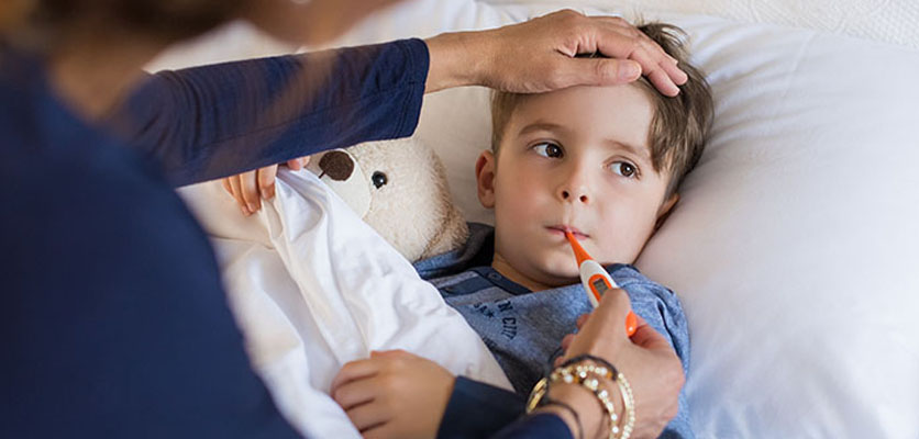 Kanak-kanak dengan demam tinggi, tanda awal influenza yang sering disertai batuk dan selsema