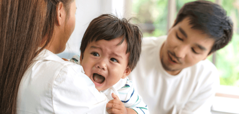 Ibu bapa menenangkan bayi yang menangis ketika demam, tanda perlu pantau risiko sawan demam